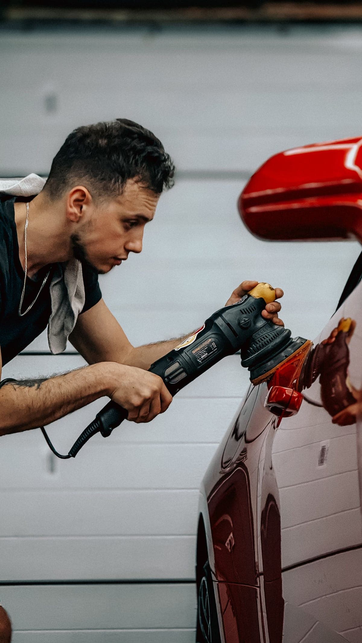 Polissage minutieux d'une carrosserie rouge